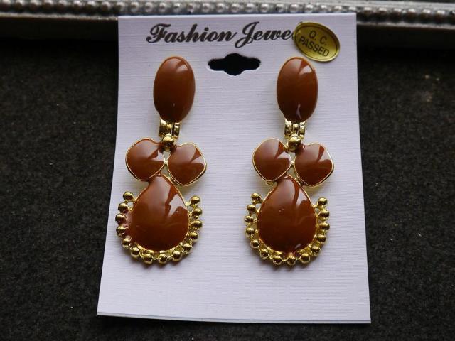 新品アンティーク調茶系ピアス < 女性アクセサリー/時計  新品アンティーク調茶系ピアス  < 女性アクセサリー/時計の