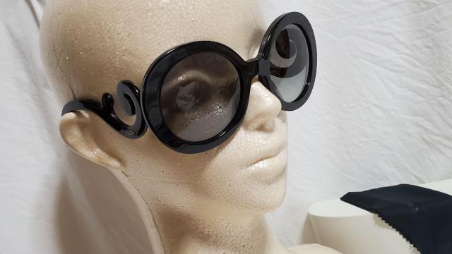 正規良 プラダ ミニマル バロック ロゴアイコン バタフライフレーム サングラス 黒 ラウンドビッグレンズ ハイド着 付属有 眼鏡 < ブランド  正規良 プラダ ミニマル バロック ロゴアイコン バタフライフレーム サングラス 黒 ラウンドビッグレンズ ハイド着 付属有 眼鏡 < ブランドの