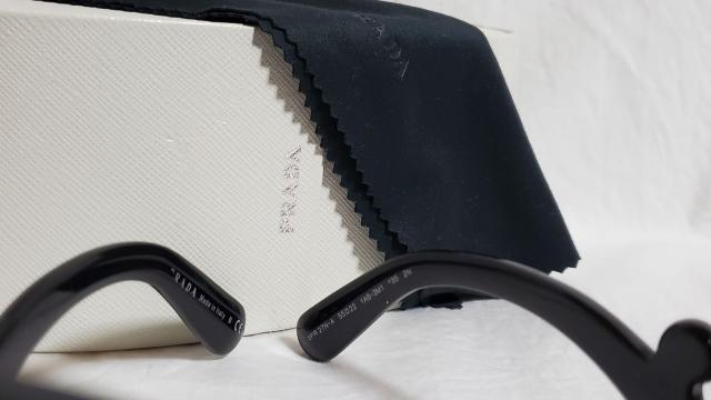 正規良 プラダ ミニマル バロック ロゴアイコン バタフライフレーム サングラス 黒 ラウンドビッグレンズ ハイド着 付属有 眼鏡 < ブランド  正規良 プラダ ミニマル バロック ロゴアイコン バタフライフレーム サングラス 黒 ラウンドビッグレンズ ハイド着 付属有 眼鏡 < ブランドの