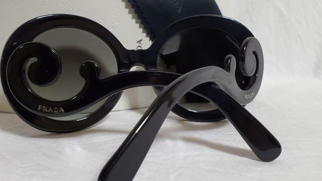 正規良 プラダ ミニマル バロック ロゴアイコン バタフライフレーム サングラス 黒 ラウンドビッグレンズ ハイド着 付属有 眼鏡 < ブランド  正規良 プラダ ミニマル バロック ロゴアイコン バタフライフレーム サングラス 黒 ラウンドビッグレンズ ハイド着 付属有 眼鏡 < ブランドの