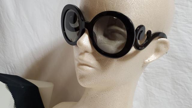 正規良 プラダ ミニマル バロック ロゴアイコン バタフライフレーム サングラス 黒 ラウンドビッグレンズ ハイド着 付属有 眼鏡 < ブランド  正規良 プラダ ミニマル バロック ロゴアイコン バタフライフレーム サングラス 黒 ラウンドビッグレンズ ハイド着 付属有 眼鏡 < ブランドの