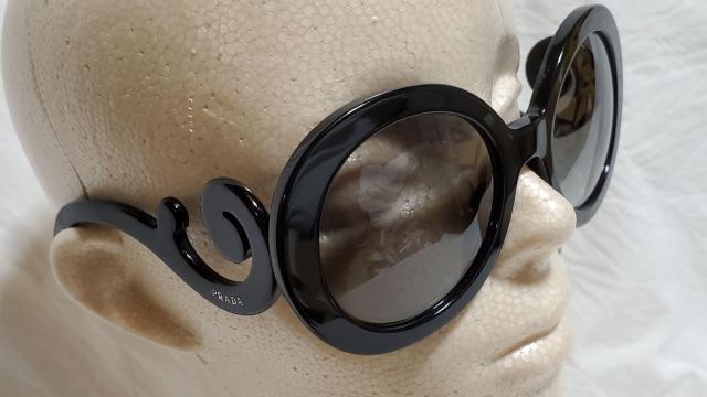 正規良 プラダ ミニマル バロック ロゴアイコン バタフライフレーム サングラス 黒 ラウンドビッグレンズ ハイド着 付属有 眼鏡 < ブランド  正規良 プラダ ミニマル バロック ロゴアイコン バタフライフレーム サングラス 黒 ラウンドビッグレンズ ハイド着 付属有 眼鏡 < ブランドの