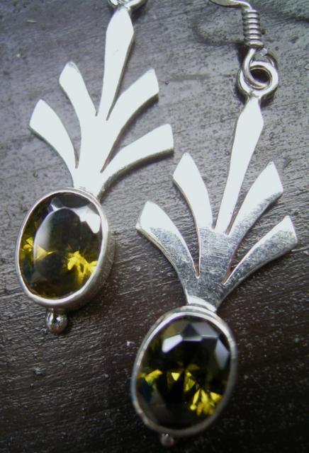 ジルコニアシルバーロングピアス*オリーブグリーン* < 女性アクセサリー/時計 ジルコニアシルバーロングピアス*オリーブグリーン* < 女性アクセサリー/時計の