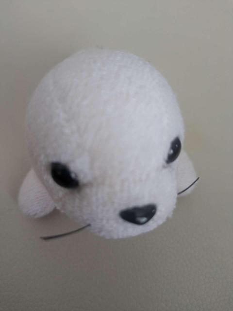 ふわふわかわいい 白いアザラシ ぬいぐるみ マスコット キーホルダーにも < おもちゃ ふわふわかわいい 白いアザラシ ぬいぐるみ マスコット キーホルダーにも < おもちゃの