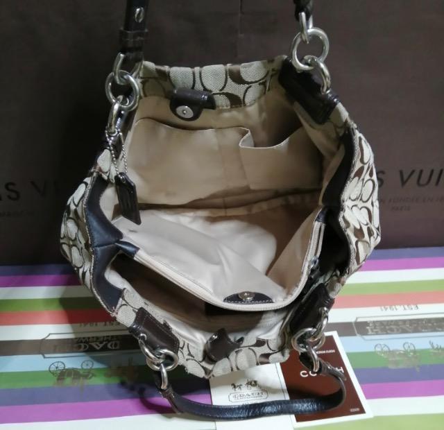 正規品美品未使用に近い程美品コーチトートバッグシグネチャーキャンバス底鋲付素敵大活躍通勤多彩収納力コーチバッグ上品実用 < ブランド  正規品美品未使用に近い程美品コーチトートバッグシグネチャーキャンバス底鋲付素敵大活躍通勤多彩収納力コーチバッグ上品実用 < ブランドの