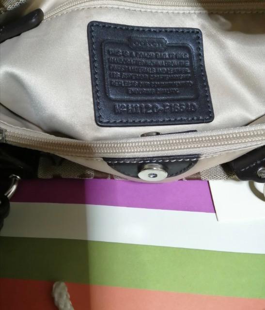 正規品美品未使用に近い程美品コーチトートバッグシグネチャーキャンバス底鋲付素敵大活躍通勤多彩収納力コーチバッグ上品実用 < ブランド  正規品美品未使用に近い程美品コーチトートバッグシグネチャーキャンバス底鋲付素敵大活躍通勤多彩収納力コーチバッグ上品実用 < ブランドの