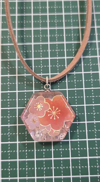 梅・和柄デザイン・レジンネックレス★ハンドメイドネックレス レジンネックレス お正月 和柄 ペンダント 梅 < 女性ファッション 梅・和柄デザイン・レジンネックレス★ハンドメイドネックレス レジンネックレス お正月 和柄 ペンダント 梅 < 女性ファッションの