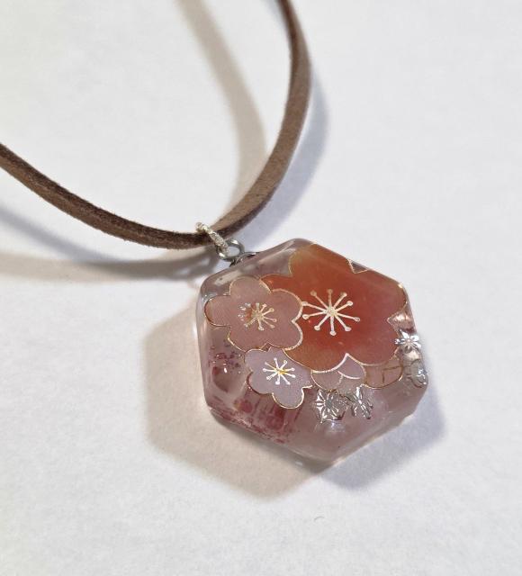 梅・和柄デザイン・レジンネックレス★ハンドメイドネックレス レジンネックレス お正月 和柄 ペンダント 梅 < 女性ファッション 梅・和柄デザイン・レジンネックレス★ハンドメイドネックレス レジンネックレス お正月 和柄 ペンダント 梅 < 女性ファッションの