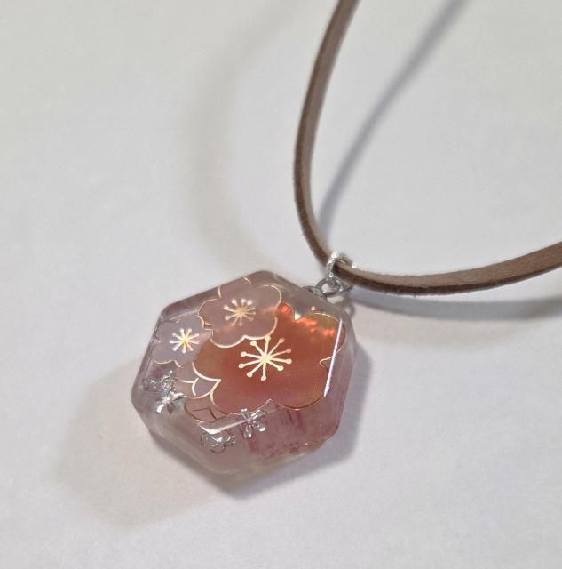 梅・和柄デザイン・レジンネックレス★ハンドメイドネックレス レジンネックレス お正月 和柄 ペンダント 梅 < 女性ファッション 梅・和柄デザイン・レジンネックレス★ハンドメイドネックレス レジンネックレス お正月 和柄 ペンダント 梅 < 女性ファッションの