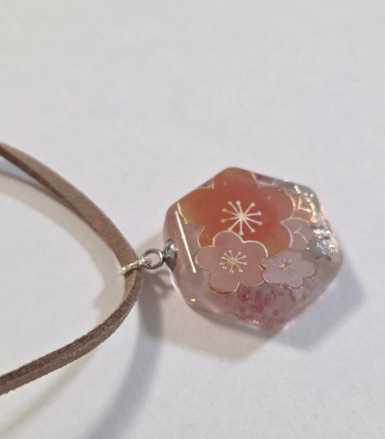 梅・和柄デザイン・レジンネックレス★ハンドメイドネックレス レジンネックレス お正月 和柄 ペンダント 梅 < 女性ファッション 梅・和柄デザイン・レジンネックレス★ハンドメイドネックレス レジンネックレス お正月 和柄 ペンダント 梅 < 女性ファッションの