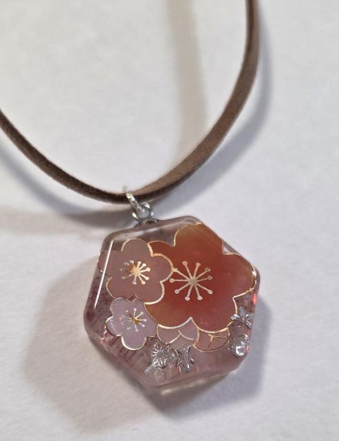 梅・和柄デザイン・レジンネックレス★ハンドメイドネックレス レジンネックレス お正月 和柄 ペンダント 梅 < 女性ファッション 梅・和柄デザイン・レジンネックレス★ハンドメイドネックレス レジンネックレス お正月 和柄 ペンダント 梅 < 女性ファッションの