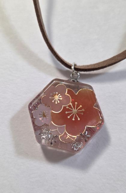 梅・和柄デザイン・レジンネックレス★ハンドメイドネックレス レジンネックレス お正月 和柄 ペンダント 梅 < 女性ファッション 梅・和柄デザイン・レジンネックレス★ハンドメイドネックレス レジンネックレス お正月 和柄 ペンダント 梅 < 女性ファッションの