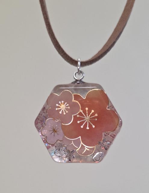 梅・和柄デザイン・レジンネックレス★ハンドメイドネックレス レジンネックレス お正月 和柄 ペンダント 梅 < 女性ファッション 梅・和柄デザイン・レジンネックレス★ハンドメイドネックレス レジンネックレス お正月 和柄 ペンダント 梅 < 女性ファッションの
