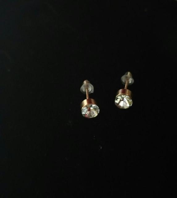 新品 ピアス2点セット クリアストーン ゴールドピアス < 女性アクセサリー/時計 新品 ピアス2点セット クリアストーン ゴールドピアス < 女性アクセサリー/時計の