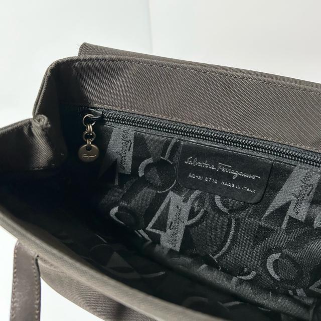 美品 Salvatore Ferragamo フェラガモ ヴァラ ショルダーバッグ トートバッグ AQ21 8718 ナイロン < ブランド 美品 Salvatore Ferragamo フェラガモ ヴァラ ショルダーバッグ トートバッグ AQ21 8718 ナイロン < ブランドの