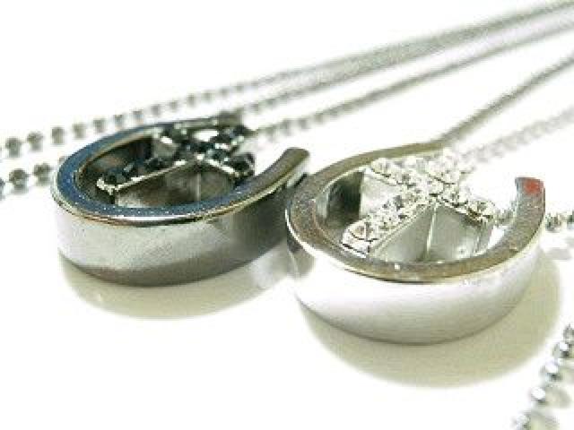 《New》愛*LOVE*幸運を呼ぶ*ホースシュー&クロス★ペアネックレス*セット < 女性アクセサリー/時計  《New》愛*LOVE*幸運を呼ぶ*ホースシュー&クロス★ペアネックレス*セット < 女性アクセサリー/時計の