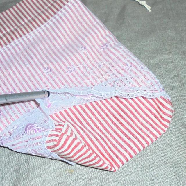 ◆淡いピンク薔薇花チュールレース×赤白ストライプ地◆レース巾着 < 女性ファッション  ◆淡いピンク薔薇花チュールレース×赤白ストライプ地◆レース巾着 < 女性ファッションの