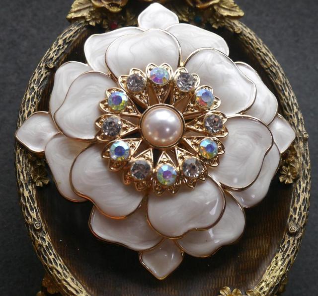 新品アンティーク調お花 牡丹 エナメル ブローチ 大きめ < 女性アクセサリー/時計  新品アンティーク調お花 牡丹 エナメル ブローチ 大きめ  < 女性アクセサリー/時計の