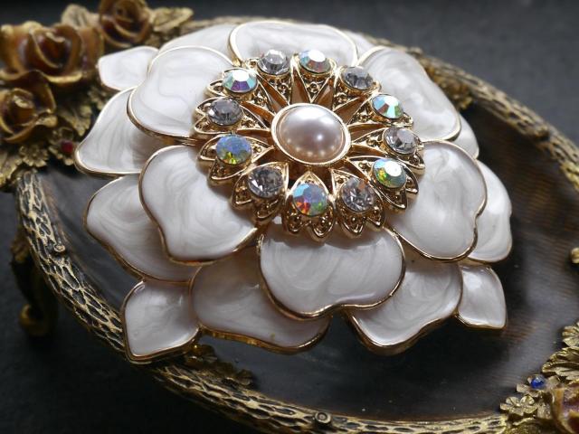 新品アンティーク調お花 牡丹 エナメル ブローチ 大きめ < 女性アクセサリー/時計  新品アンティーク調お花 牡丹 エナメル ブローチ 大きめ < 女性アクセサリー/時計の