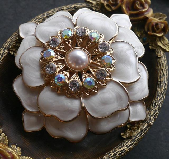 新品アンティーク調お花 牡丹 エナメル ブローチ 大きめ < 女性アクセサリー/時計  新品アンティーク調お花 牡丹 エナメル ブローチ 大きめ < 女性アクセサリー/時計の