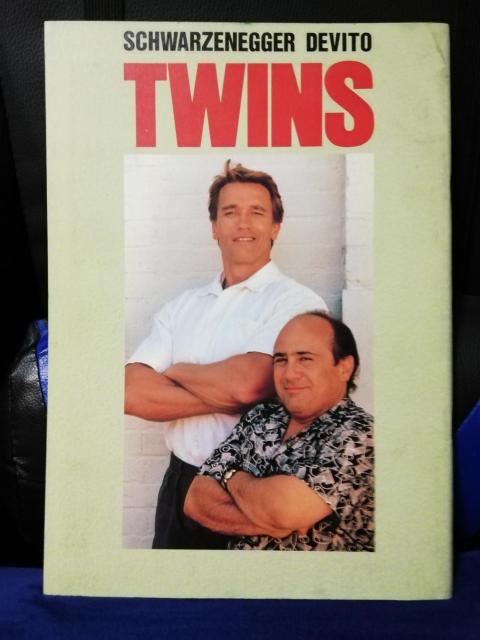 【映画パンフレット】ツインズ アーノルド・シュワルツェネッガー 主演 < CD/DVD/ビデオ 【映画パンフレット】ツインズ アーノルド・シュワルツェネッガー 主演 < CD/DVD/ビデオの