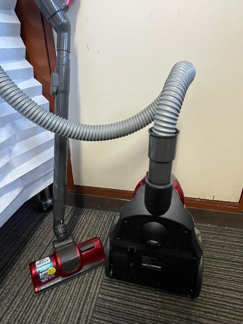 アイリスオーヤマ サイクロン掃除機 IC-C100TKF-R レッド 1000W 動作品 < 家電/AV アイリスオーヤマ サイクロン掃除機 IC-C100TKF-R レッド 1000W 動作品 < 家電/AVの