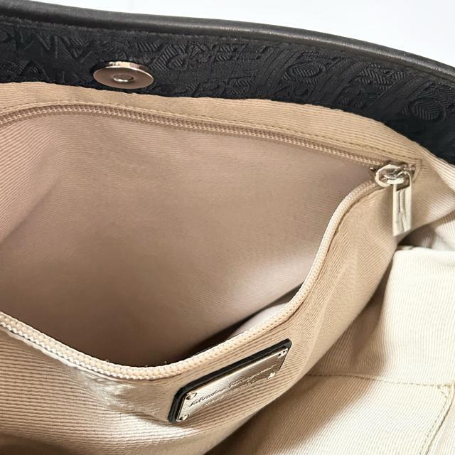 ���i Salvatore Ferragamo �t�F���K�� �K���`�[�j AU21 B002 �i�C���� ���U�[ �V�����_�[�o�b�O �� �u�����h�� 