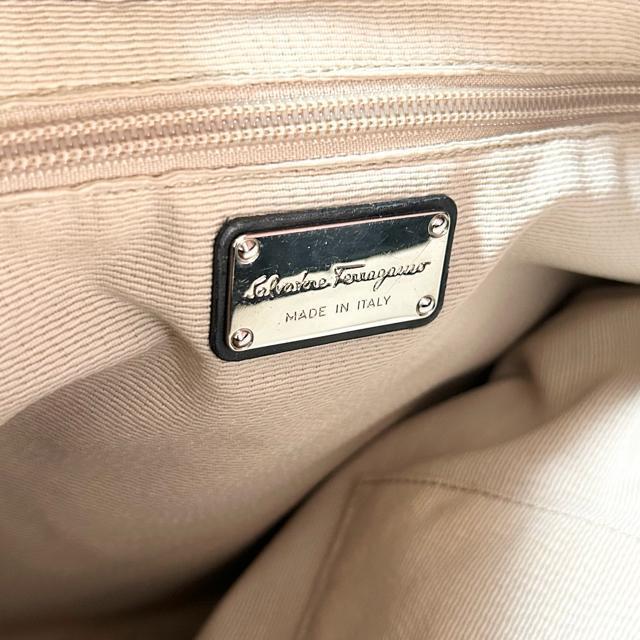 ���i Salvatore Ferragamo �t�F���K�� �K���`�[�j AU21 B002 �i�C���� ���U�[ �V�����_�[�o�b�O �� �u�����h�� 