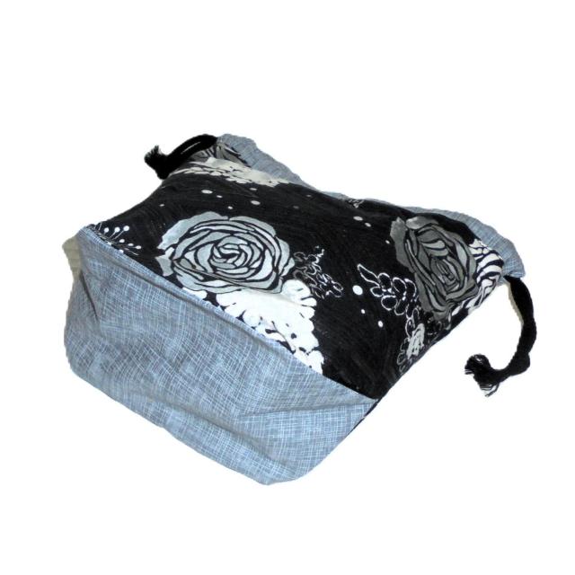 【底マチ幅広巾着】◆白グレー薔薇×黒地◆裏地あり巾着 < 女性ファッション 【底マチ幅広巾着】◆白グレー薔薇×黒地◆裏地あり巾着 < 女性ファッションの