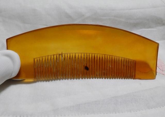 ■■即決■■飴色の鼈甲、厚みのある櫛、セミアンティーク! < 女性ファッション  ■■即決■■飴色の鼈甲、厚みのある櫛、セミアンティーク!  < 女性ファッションの