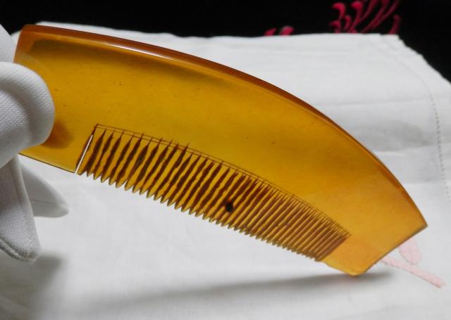 ■■即決■■飴色の鼈甲、厚みのある櫛、セミアンティーク! < 女性ファッション  ■■即決■■飴色の鼈甲、厚みのある櫛、セミアンティーク! < 女性ファッションの