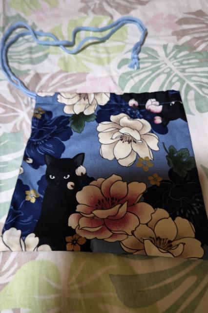 ★処分品★新柄アッシュブルー×黒猫と牡丹大柄ナナメ掛巾着袋 < キッズ/ベビー  ★処分品★新柄アッシュブルー×黒猫と牡丹大柄ナナメ掛巾着袋  < キッズ/ベビーの