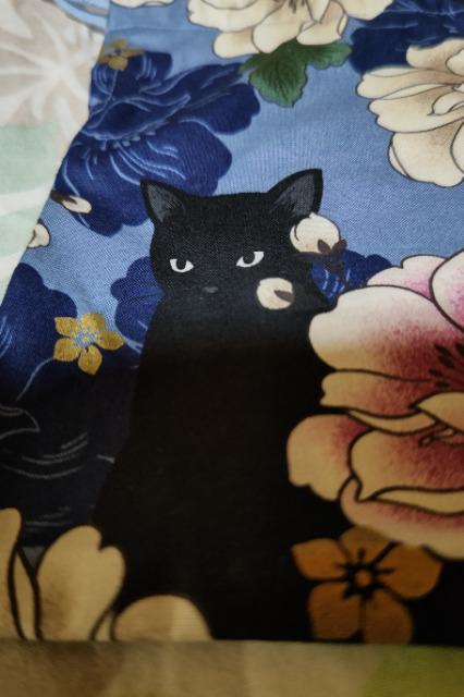 ★処分品★新柄アッシュブルー×黒猫と牡丹大柄ナナメ掛巾着袋 < キッズ/ベビー  ★処分品★新柄アッシュブルー×黒猫と牡丹大柄ナナメ掛巾着袋 < キッズ/ベビーの