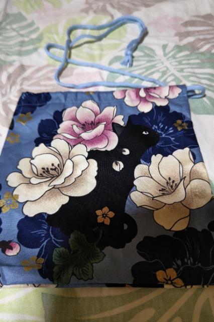 ★処分品★新柄アッシュブルー×黒猫と牡丹大柄ナナメ掛巾着袋 < キッズ/ベビー  ★処分品★新柄アッシュブルー×黒猫と牡丹大柄ナナメ掛巾着袋 < キッズ/ベビーの