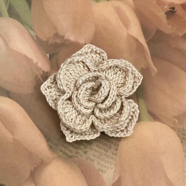 ハンドメイド レース編み バラモチーフのお花ブローチ < 女性ファッション  ハンドメイド レース編み バラモチーフのお花ブローチ  < 女性ファッションの