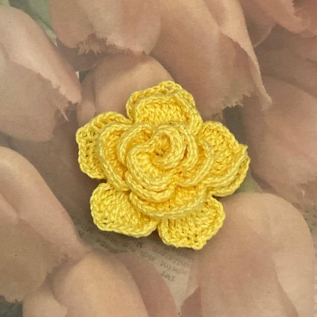 ハンドメイド レース編み バラモチーフのお花ブローチ < 女性ファッション  ハンドメイド レース編み バラモチーフのお花ブローチ  < 女性ファッションの