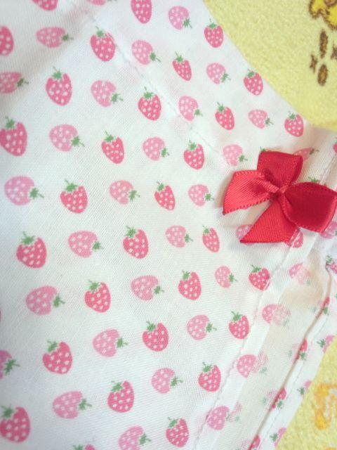 〓ほんのりベージュにイチゴ総柄プリントの手作りパンドルショーツ サイズ〓〓 < 女性ファッション  〓ほんのりベージュにイチゴ総柄プリントの手作りパンドルショーツ サイズ〓〓 < 女性ファッションの