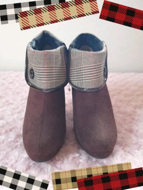 新品☆Sorridere*折り返し千鳥格子柄ブーティ < 女性ファッション 新品☆Sorridere*折り返し千鳥格子柄ブーティ < 女性ファッションの