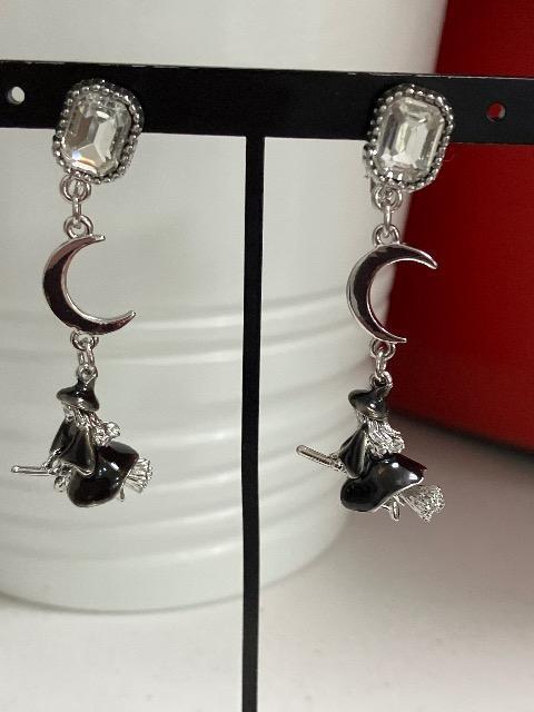 ハンドメイド 魔女のチャームを使用したイヤリング < 女性ファッション  ハンドメイド 魔女のチャームを使用したイヤリング  < 女性ファッションの