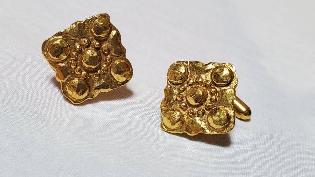 正規レア シャネル クラシック ゴシックスタッズスクエアカフス オールドラージカフリンクス 金 < ブランド  正規レア シャネル クラシック ゴシックスタッズスクエアカフス オールドラージカフリンクス 金  < ブランドの