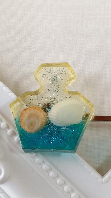 香水瓶の貝殻と海のヘアピン  レジン  ハンドメイド < 女性ファッション  香水瓶の貝殻と海のヘアピン  レジン  ハンドメイド < 女性ファッションの