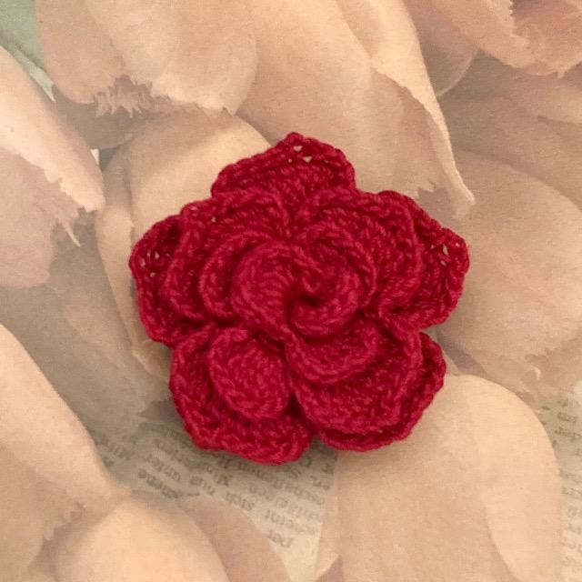 ハンドメイド レース編み バラモチーフのお花ブローチ < 女性ファッション  ハンドメイド レース編み バラモチーフのお花ブローチ  < 女性ファッションの