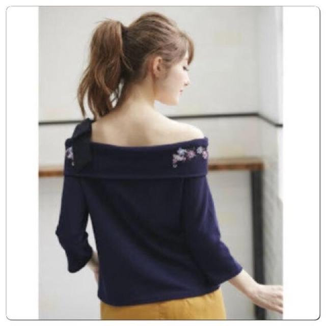 新品TOCCO 花刺しゅうで華やぐ肩りぼんオフショルプルオーバー < ブランド  新品TOCCO 花刺しゅうで華やぐ肩りぼんオフショルプルオーバー < ブランドの