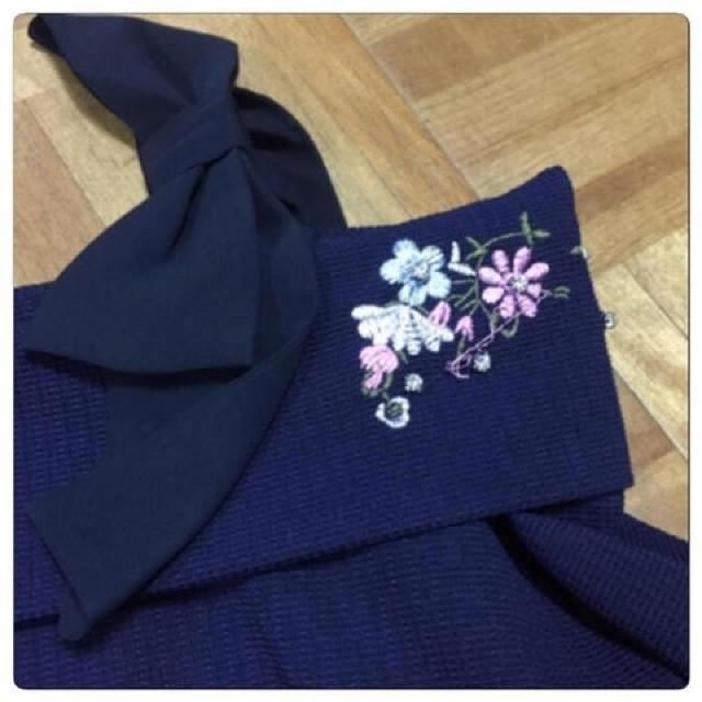 新品TOCCO 花刺しゅうで華やぐ肩りぼんオフショルプルオーバー < ブランド  新品TOCCO 花刺しゅうで華やぐ肩りぼんオフショルプルオーバー < ブランドの