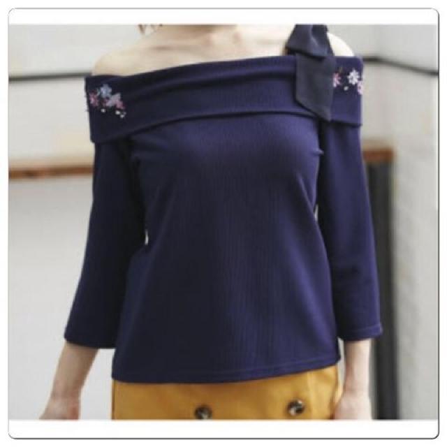 新品TOCCO 花刺しゅうで華やぐ肩りぼんオフショルプルオーバー < ブランド  新品TOCCO 花刺しゅうで華やぐ肩りぼんオフショルプルオーバー < ブランドの