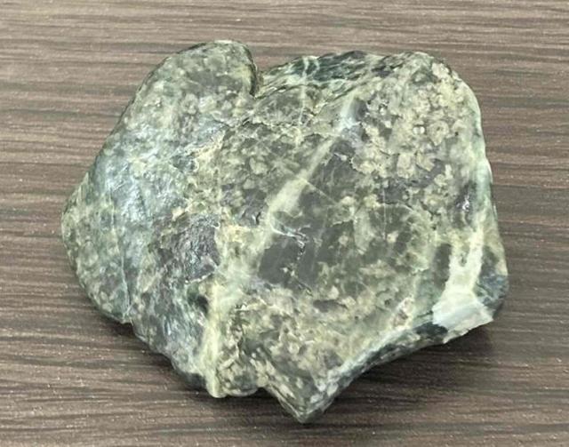 3,300円スタート!「お守り」や「ワイヤー作家」や「ジュエリー作家」の素材に阿波翡翠(ジェイド)原石 < インテリア/ライフ  3,300円スタート!「お守り」や「ワイヤー作家」や「ジュエリー作家」の素材に阿波翡翠(ジェイド)原石  < インテリア/ライフの