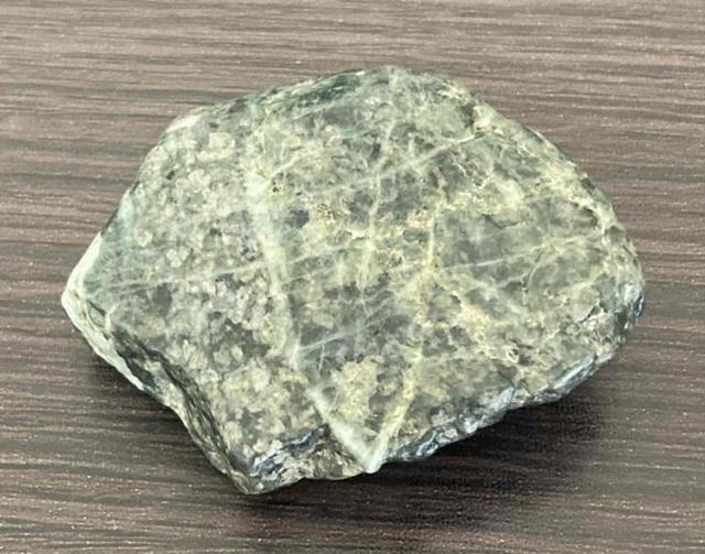 3,300円スタート!「お守り」や「ワイヤー作家」や「ジュエリー作家」の素材に阿波翡翠(ジェイド)原石 < インテリア/ライフ  3,300円スタート!「お守り」や「ワイヤー作家」や「ジュエリー作家」の素材に阿波翡翠(ジェイド)原石 < インテリア/ライフの