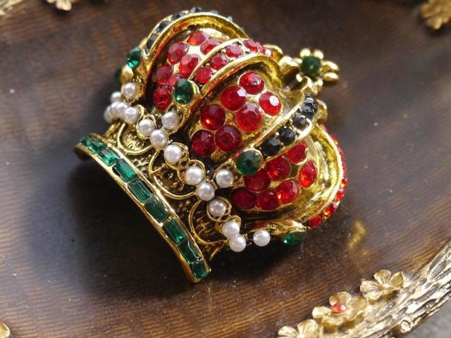 新品アンティーク調キラキラ王冠クラウンブローチ < 女性アクセサリー/時計  新品アンティーク調キラキラ王冠クラウンブローチ < 女性アクセサリー/時計の