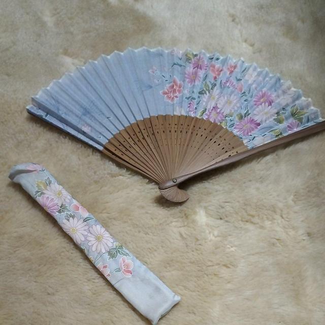 扇子 新品未使用 グレー地に花柄 < 女性ファッション 扇子 新品未使用 グレー地に花柄 < 女性ファッションの