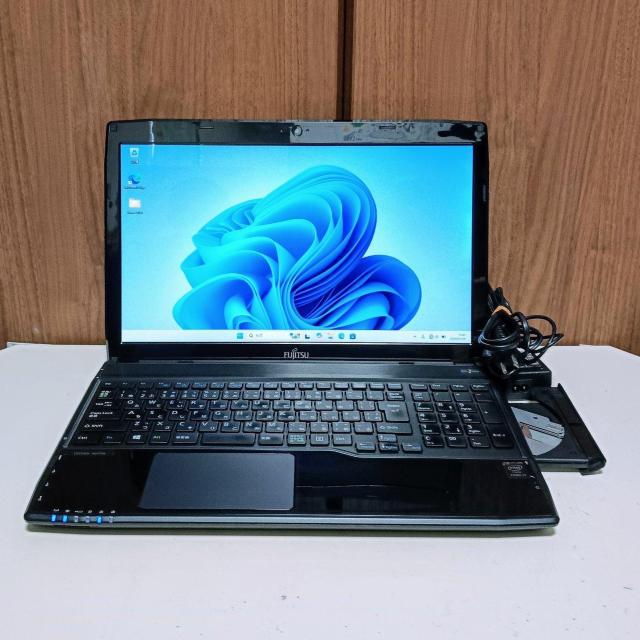 FUJITSU LIFEBOOK Corei7 ������8GB SSD256GB �u���[���C Web�J���� Windows11 �� PC�{��/���Ӌ@��� 